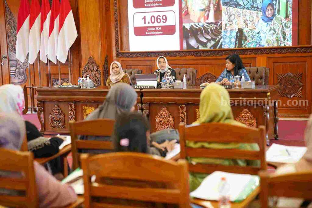 Wali Kota Mojokerto Ika Puspitasari saat penutupan pelatihan akutansi bisnis bagi para pelaku usaha jasa di Ruang Sabha Mandala Madya, Balai Kota Mojokerto. [Foto : ist]