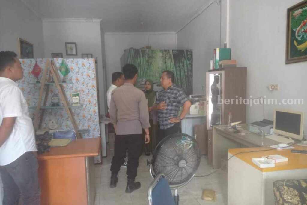 Kantor notaris di Desa Deket Wetan, Kecamatan Deket, Kabupaten Lamongan yang dijarah maling.