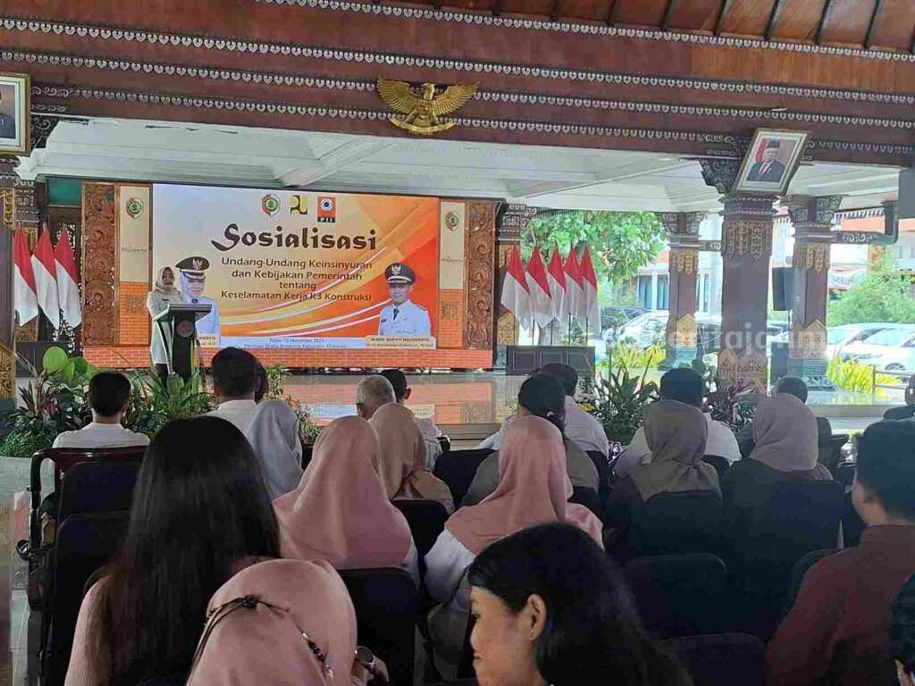 Bupati Mojokerto Ikfina Fahmawati saat sosialisasi Undang-undang Keinsinyuran dan Kebijakan Pemerintah tentang Keselamatan Kerja K3 Konstruksi di Pendopo GMT, Pemkab Mojokerto. [Foto : ist]