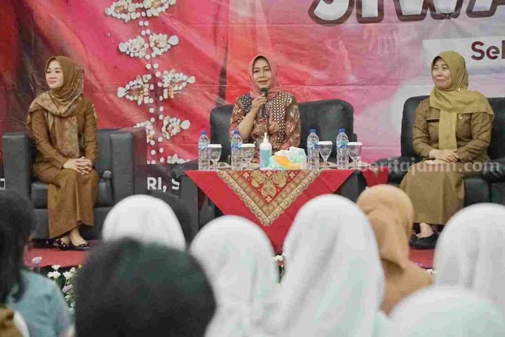 Wali Kota Mojokerto, Ika Puspitasri saat membuka Seminar Peringatan Hari Kesehatan Jiwa Sedunia bertema 'Sehat Jiwa Bagi Semua Orang' di Gedung MPP Gajah Mada Kota Mojokerto. [Foto : ist]