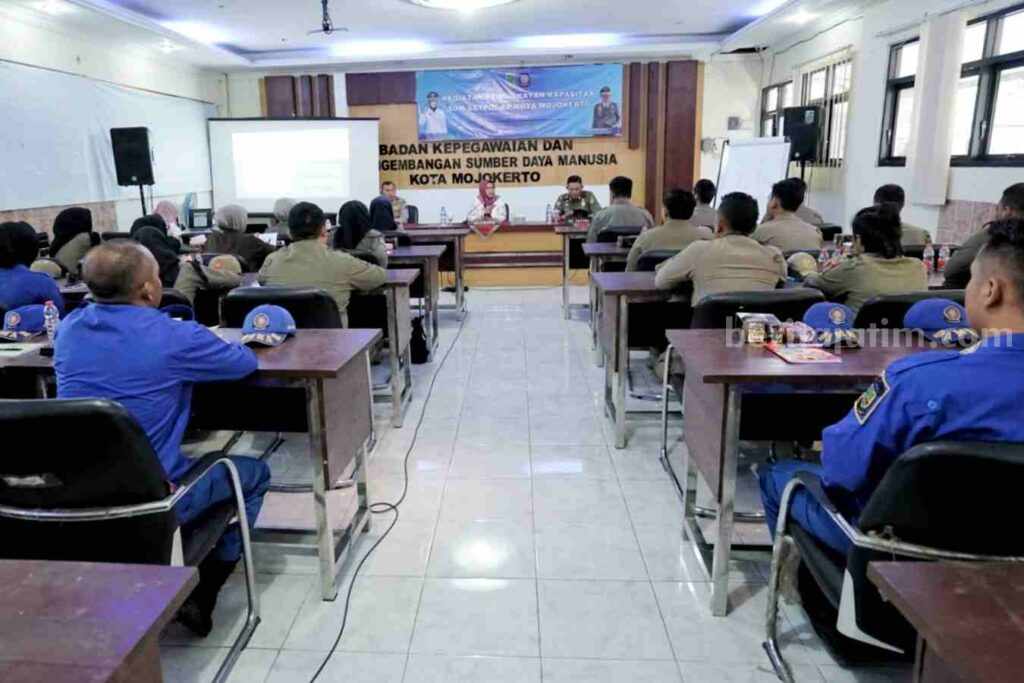 Caption : Wali Kota Mojokerto Ika Puspitasari saat memberikan pengarahan dalam Peningkatan Kapasitas SDM di Gedung Balai Diklat BKPSDM Kota Mojokerto. [Foto : ist]