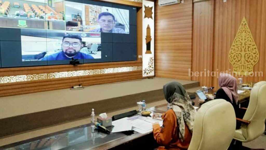 Wali Kota Mojokerto Ika Puspitasari saat menjadi narasumber kegiatan DIKTA melalui zoom di Ruang Command Center Balai Kota Mojokerto. [Foto : ist]