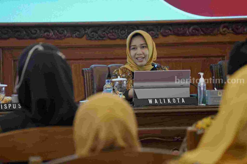 Wali Kota Mojokerto Ika Puspitasari membuka bintek di Ruang Sabha Mandala Madya, Balai Kota Mojokerto. [Foto : ist]