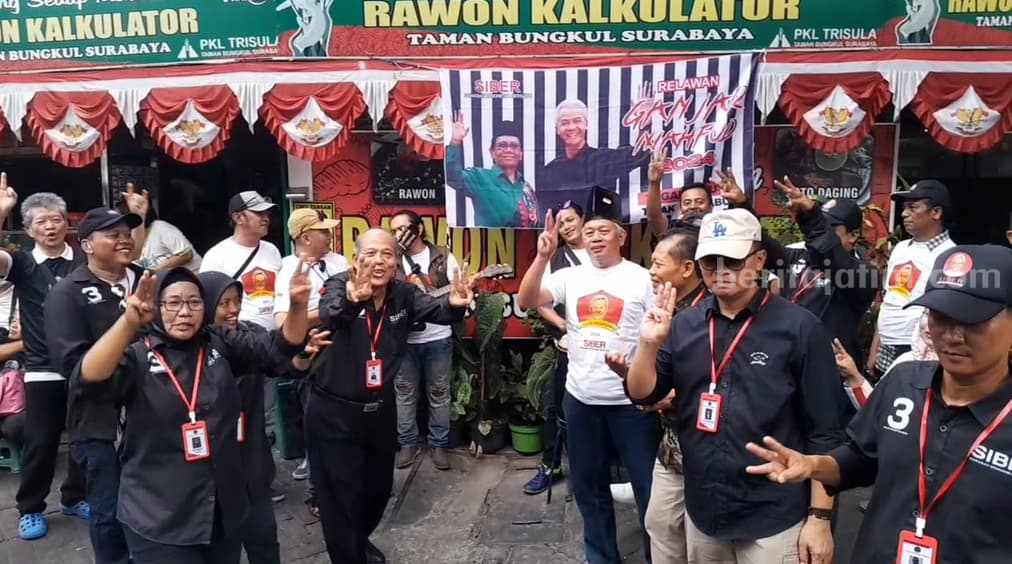 Relawan SIBER Sosialisasi dengan Traktir Rawon Kalkulator Sosialisasikan Ganjar-Mahfud, Relawan SIBER traktir warga di Rawon Kalkulator.