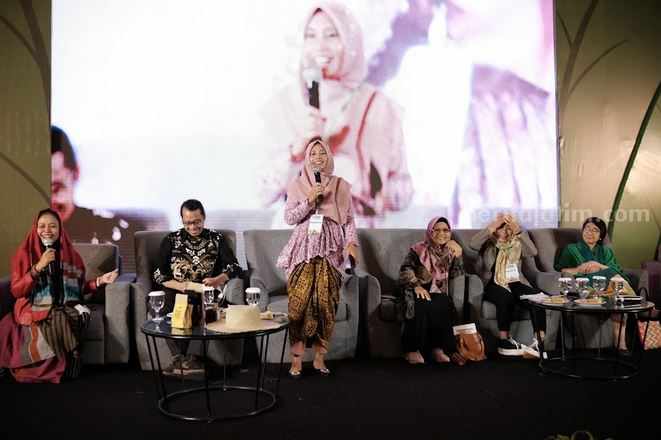 Buku Perempuan Penjaga Hutan Rekam Perjuangan Woman Champion Peluncuran buku Perempuan Penjaga Hutan pada Jumat, 10 November 2023 pada pukul 09.00-11.30 Premier Ballroom, Hotel Santika Premier Surabaya.