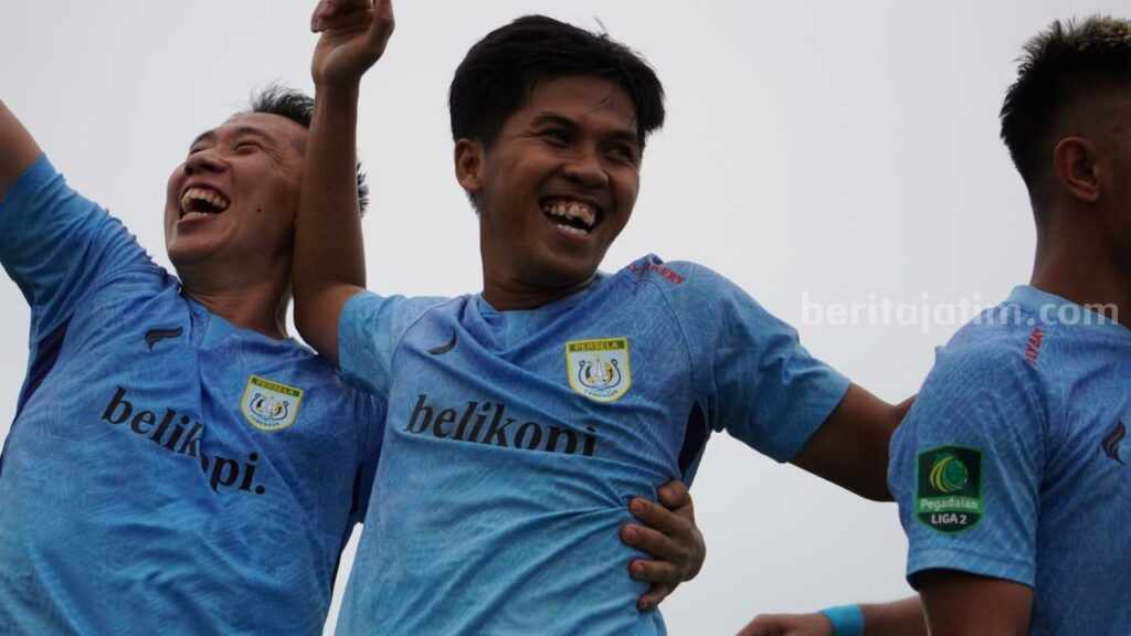 Rahel Radiansyah saat selebrasi bersama pemain Persela Lamongan, usai cetak gol ke gawang Deltras FC.