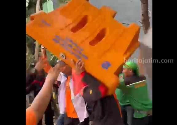 Potongan rekaman video anggota Satpol PP Surabaya dianiaya sejumlah massa buruh saat melakukan tugas menjaga pendistrian, Kamis (30/11/2023).