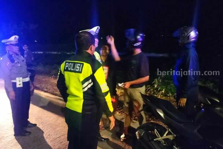 Para petugas kepolisian Polres Lamongan saat menindak para pembalap liar yang meresahkan masyarakat.