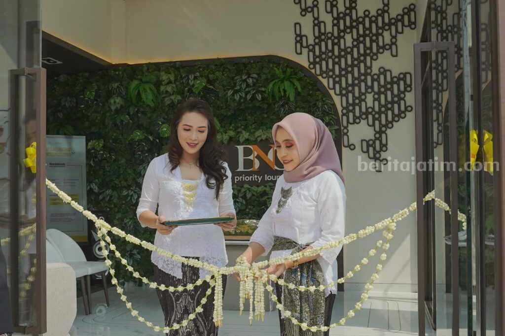 Branch Manager Surabaya PT Bank Neo Commerce, Tbk Diana Rety (kanan) melakukan prosesi Peresmian Smart Branch Surabaya (8/11/2023)