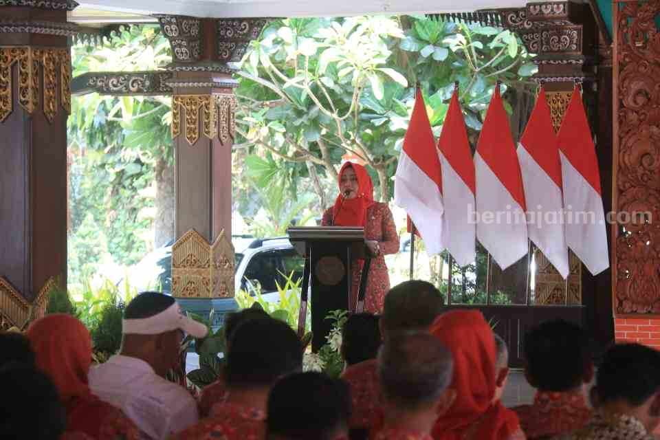Bupati Mojokerto, Ikfina Fahmawati saat Sosialisasi Bantuan Keuangan bersifat khusus kepada Desa P-APBD tahun anggaran 2023 di Pendopo GMT Pemkab Mojokerto. [Foto : ist]