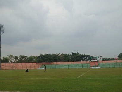 Kondisi lapangan Stadion Letjend H Soedirman Bojonegoro usai peristiwa pemain tersambar petir.