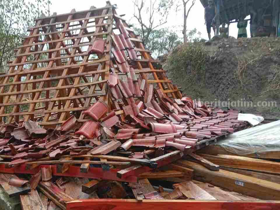 Foto rumah yang terbakar.