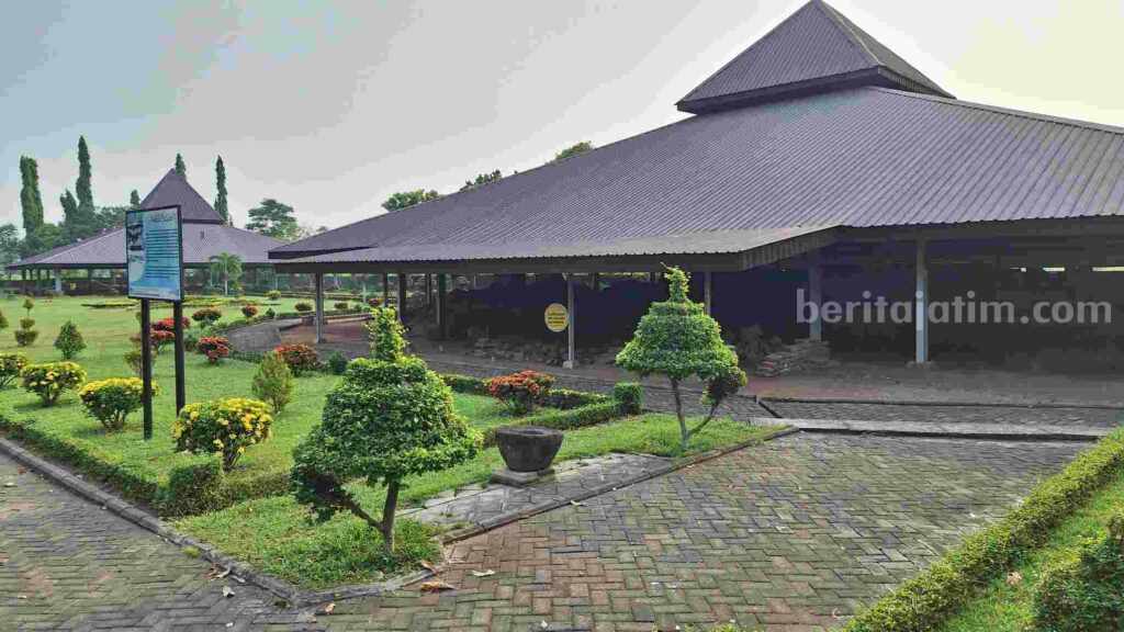 Candi Gentong Trowulan Mojokerto: Candi Era Raja Hayam Wuruk Candi Gentong
