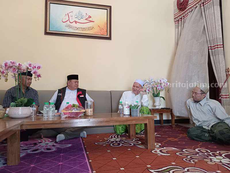 Kiai Afif Situbondo: Jangan Pilih Pemimpin Seperti Kucing Dalam Karung KH Afifuddin Muhajir saat bertemu dengan Luki Hermawan, Deputi Kinetik Teritorial TPN Ganjar-Mahfud.