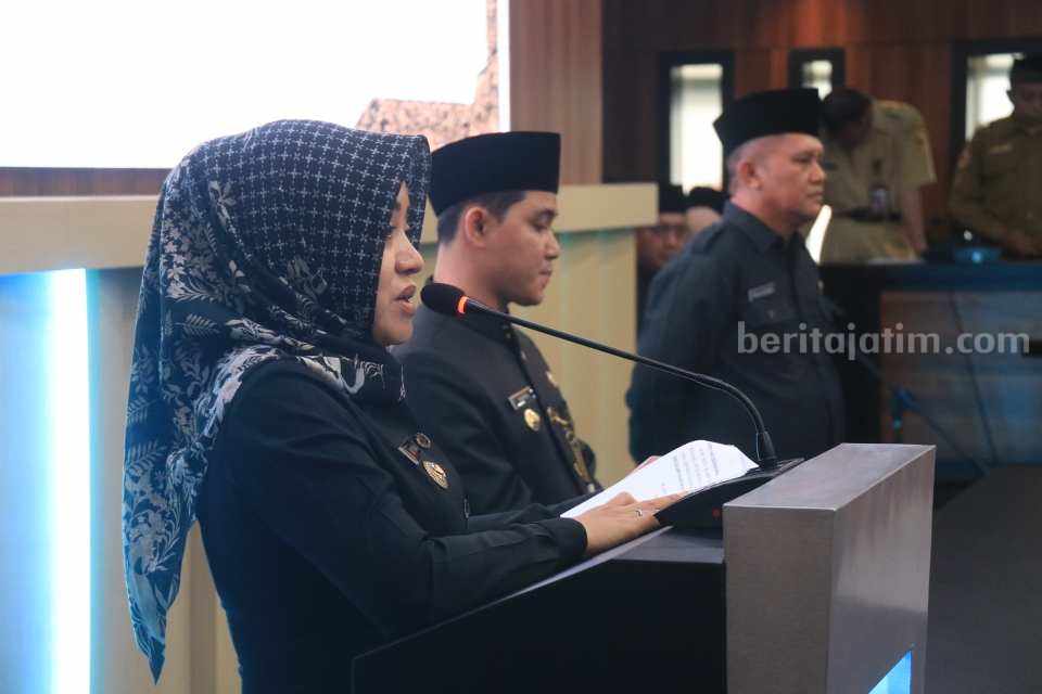 Bupati Mojokerto Ikfina Fahmawati saat pengukuhan 64 guru menjadi Kepsek di Ruang SBK, Pemkab Mojokerto. [Foto : ist]