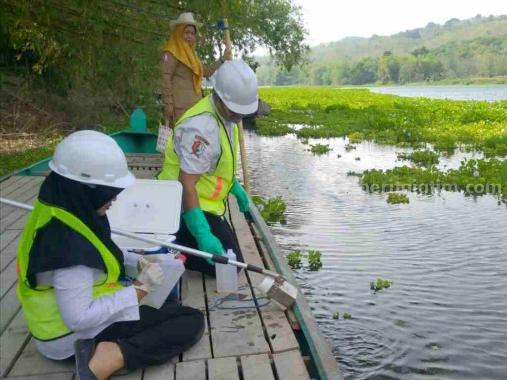 DLH Bojonegoro Cek Kualitas Air Sungai Bengawan Solo, Ini Hasilnya..