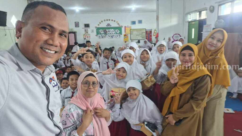 Dua pemateri berswa foto bersama para siswa dan guru SD Plus Muhammadiyah Kota Mojokerto. [Foto : ist]