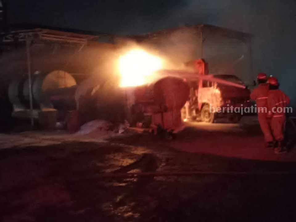 Truk Pengangkut Aspal Cair di Bojonegoro Terbakar, 1 Luka