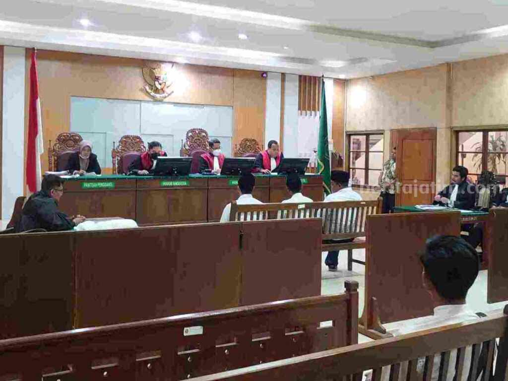 Tiga Pendemo Tolak Tambang PT WBS Bojonegoro Dituntut 5 Bulan Penjara Suasana persidangan terdakwa kasus penghalang-halangan tambang.