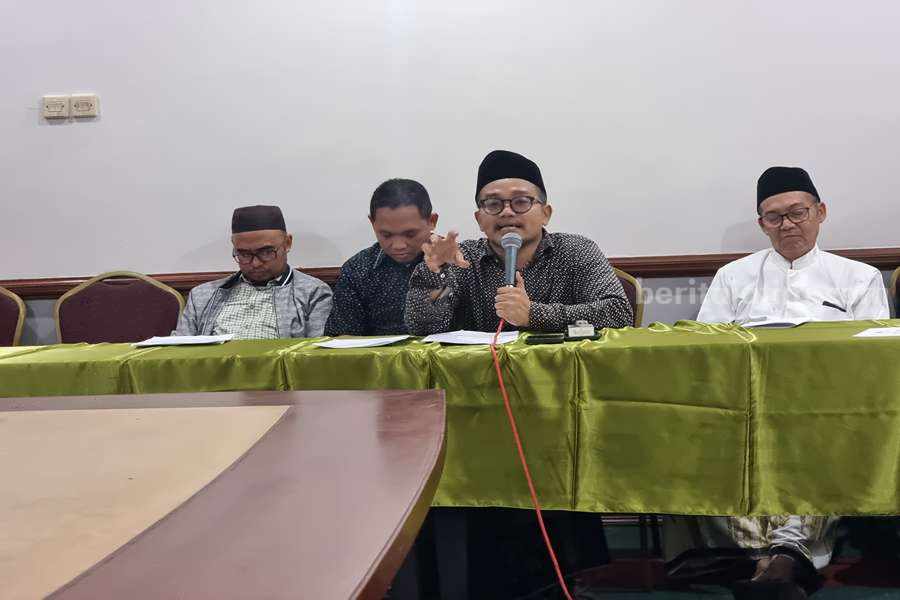 KH Abdus Salam Shobib (Gus Salam) saat menggelar pertemuan dengan media di Surabaya.