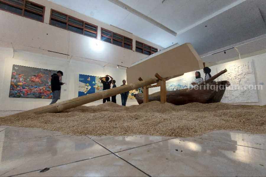 Seni instalasi bertajuk In Memoriam karya Agung WHS di Magetan Art Venue Gedung Tripandita.