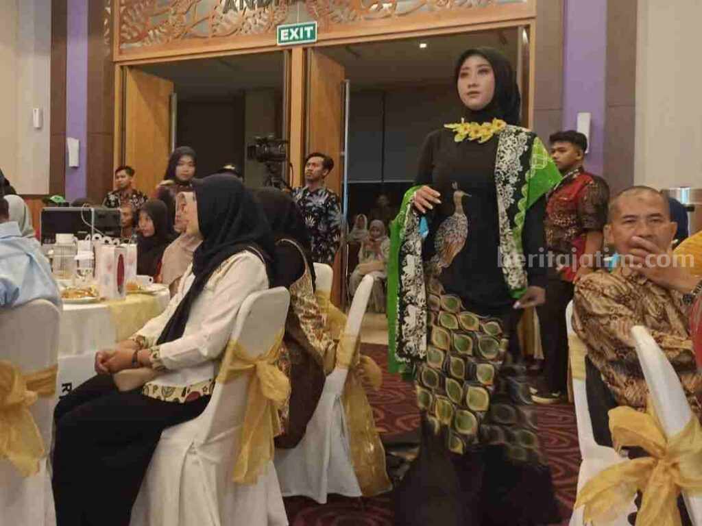 Foto: Peragaan batik usai pengumuman pemenang lomba batik jonegoroan yang digelar oleh Pertamina EP Sukowati Field.