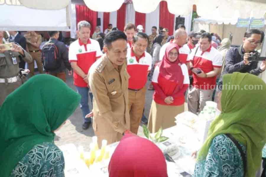 Jurus Jitu Pemkot Malang Jaga Inflasi, Berikut 11 Langkah Strategis Pj Wali Kota Malang Wahyu Hidayat, MM saat meninjau Gerakan Pangan Murah di Lapangan Merjosari, Senin (16/10/2023). (dok. Bagian Prokompim)