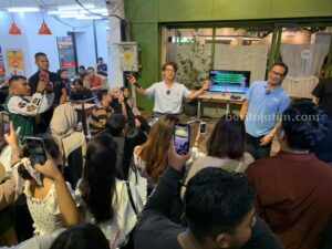 Yooky Tjahrial Caleg PAN Ngamen Bareng Ardhito Pramono dalam kampanye hari pertama di Surabaya.
