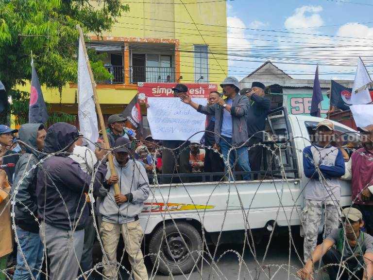 Massa Serikat Tani Independen Demo BPN Jember