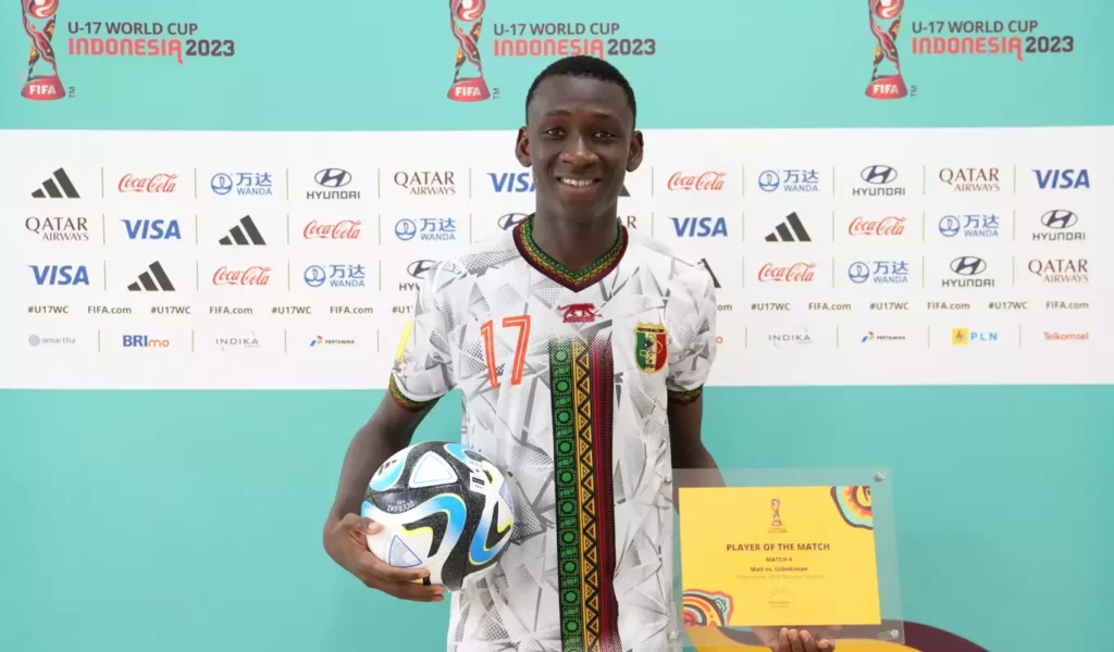 Mamadou Doumbia menerima penghargaan sebagai pemain terbaik usai mencetak gol ke gawang tim Uzbekistan di Piala Dunia U-17 2023. Foto: (FIFA)