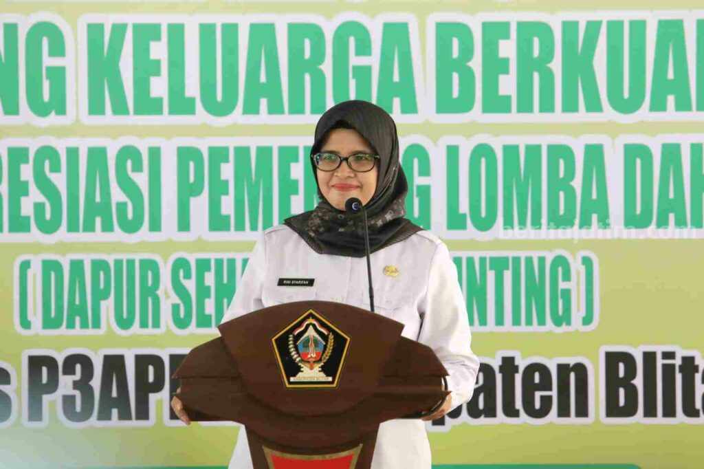 Bupati Blitar saat menghadiri kegiatan Pembinaan Kelompok Kerja Kampung KB dan Apresiasi Pemenang Lomba Dapur Sehat Atasi Stunting (DAHSAT), di Pendopo Ronggo Hadinegoro, Rabu 22 November 2023.