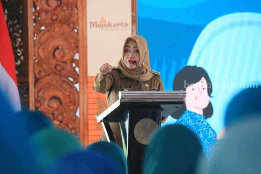 Bupati Mojoketto Ikfina Fahmawati saat Rapat Pleno Kades PKK se-Kabupaten Mojokerto di Pendopo GMT Pemkab Mojokerto. [Foto : ist]