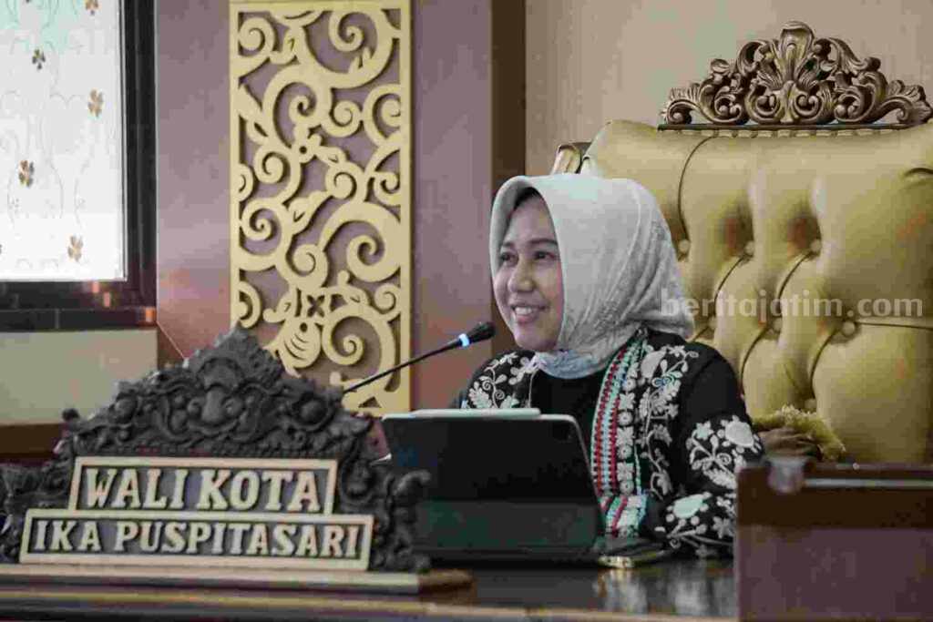Wali Kota Mojokerto Ika Puspitasari  saat melakukan wawancara Badan Publik dalam rangka monitoring dan evaluasi keterbukaan infomasi publik tahun 2023 bersama KI Jawa Timur via zoom di Ruang Walikota, Balai Kota Mojokerto. [Foto : ist]