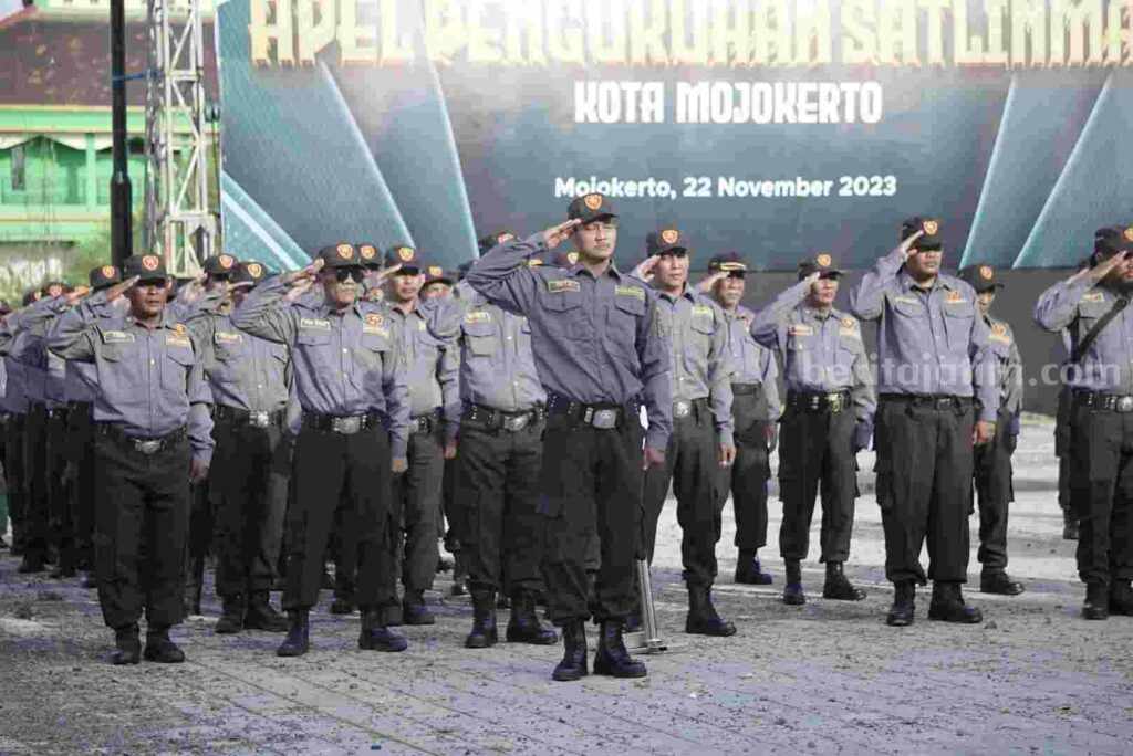 Apel Pengukuhan Satlinmas Kota Mojokerto tahun 2023 yang berlangsung di Parkir Timur GOR Seni Mojopahit Kota Mojokerto, Rabu (22/11/2023) kemarin. [Foto : ist]