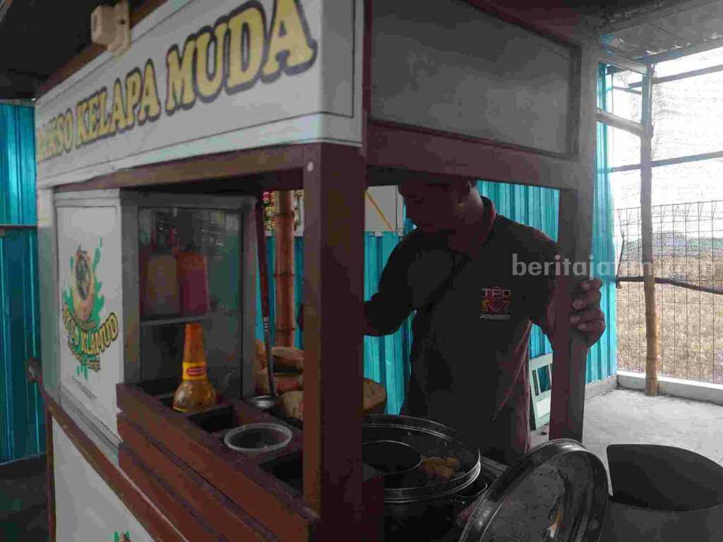 Pedagang Bakso kelapa muda di Desa Klampok Kecamatan Kapas Kabupaten Bojonegoro sedang meracik menu untuk pelanggan.
