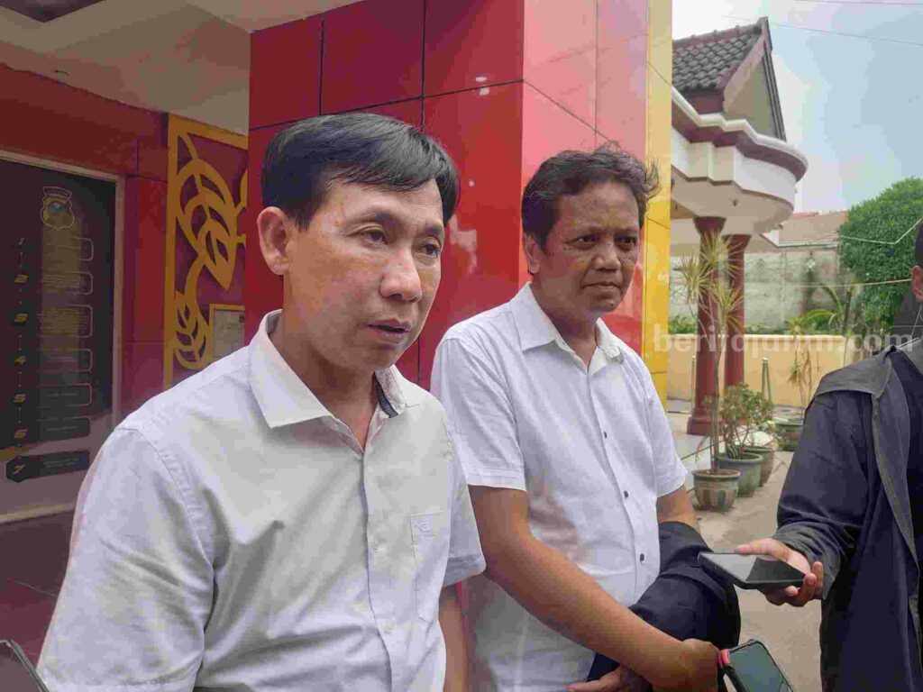 Sukur Priyanto Laporkan Caleg Demokrat ke Polres Bojonegoro Sukur Priyanto didampingi Penasehat Hukum, Agus Susanto Rismanto saat di Mapolres Bojonegoro.