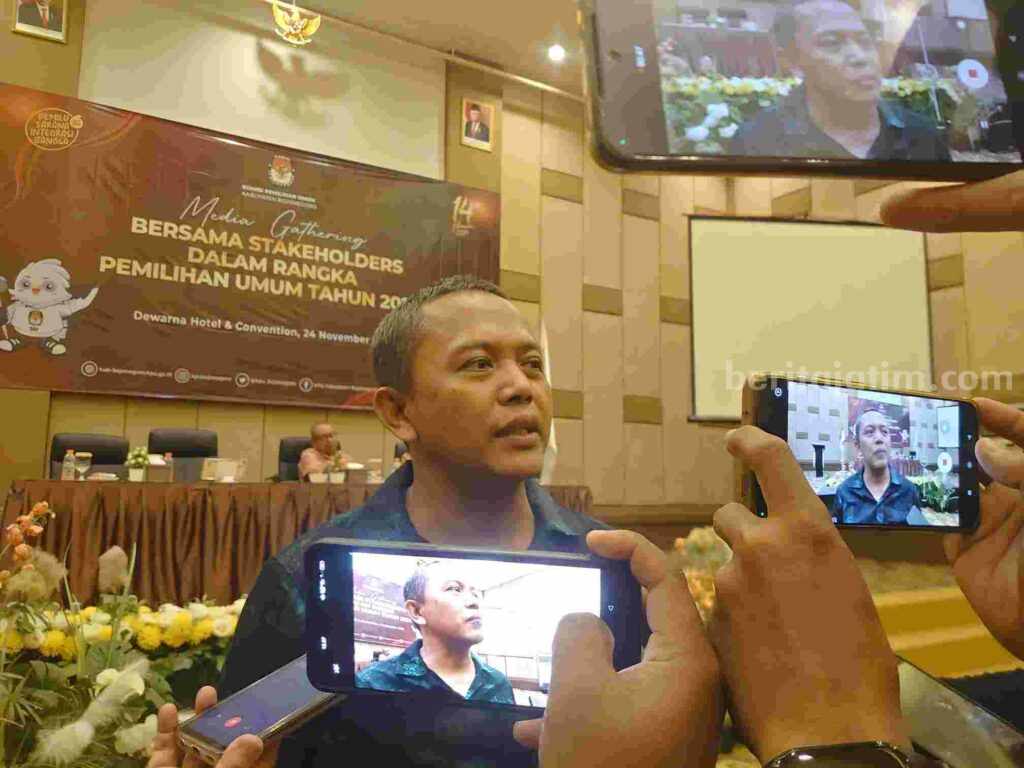 Divisi Sosialisasi, Pendidikan Pemilih, Partisipasi Masyarakat (Sosdiklih Parmas) dan Sumber Daya Manusia (SDM) Komisi Pemilihan Umum (KPU) Kabupaten Bojonegoro Mustofirin.