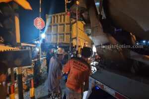 Proses evakuasi dump truk usai tertabrak KA. (Misti P- beritajatim.com)