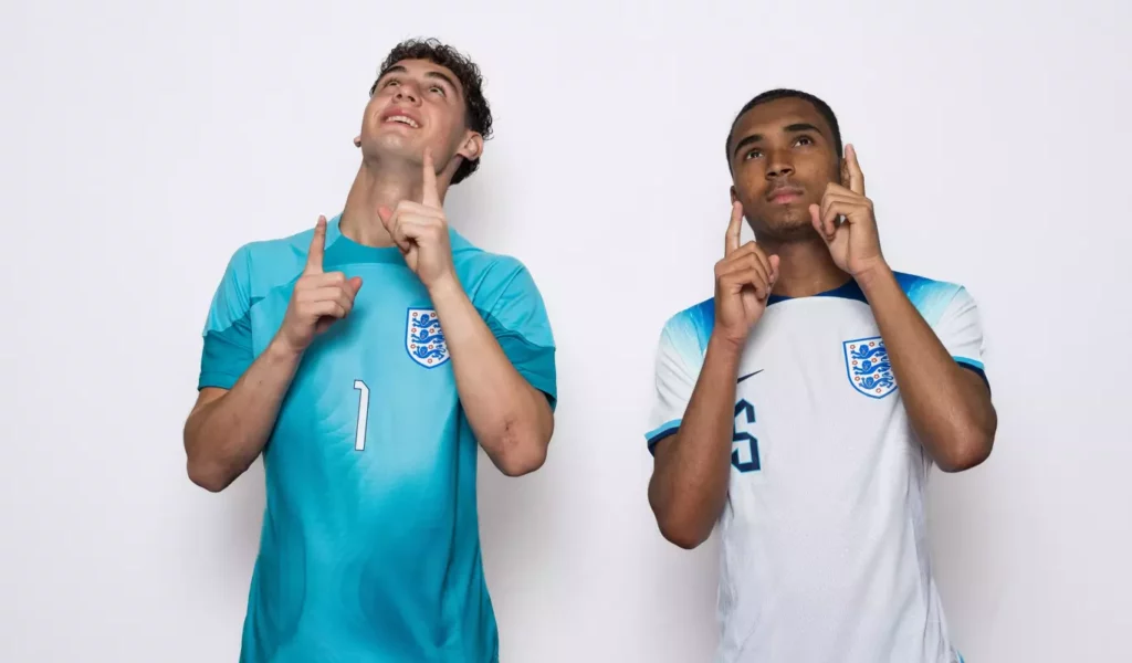 Inggris, Brasil, dan Argentina Memulai Kiprah di Piala Dunia U-17 2023 Hari Ini Pose para pemain Inggris sebelum berhadapan dengan Kaledonia Baru pada Sabtu (11/11/2023) sore di Jakarta International Stadium. (Foto: FIFA)