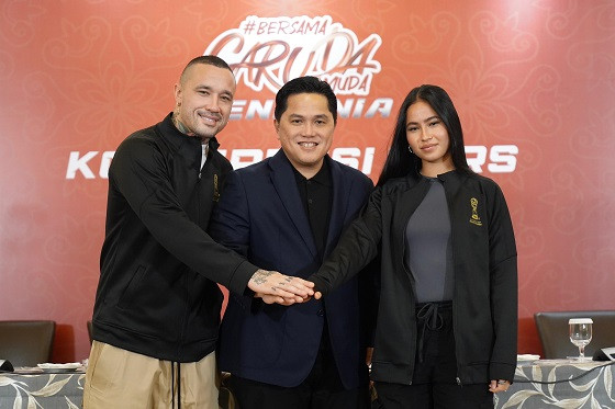 Ketua Umum PSSI Erick Thohir diapit Radja Nainggolan dan Sabreena Dressler yang ditunjuk sebagai ambassador Piala Dunia U-17 2023 Indonesia. Foto: PSSI