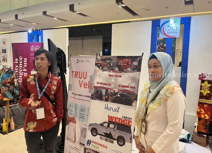 Ketua Balai Diklat (BDI) Surabaya memamerkan tenant salah satu binaannya di Grand City, Kamis (2/11/2023).[foto/ademasrio].
