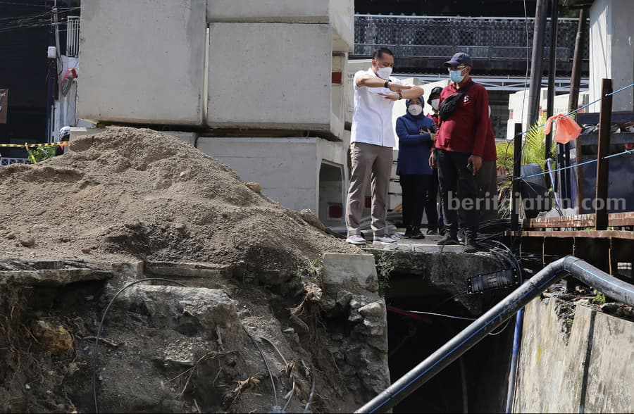 Wali Kota Surabaya Eri Cahyadi saat sidak saluran Embong Kenongo beberapa waktu lalu.