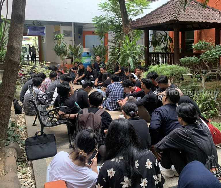 GMNI FISIP Unair Surabaya Gelar Aksi dan Teatrikal, Kenang Degradasi Demokrasi Indonesia surabaya