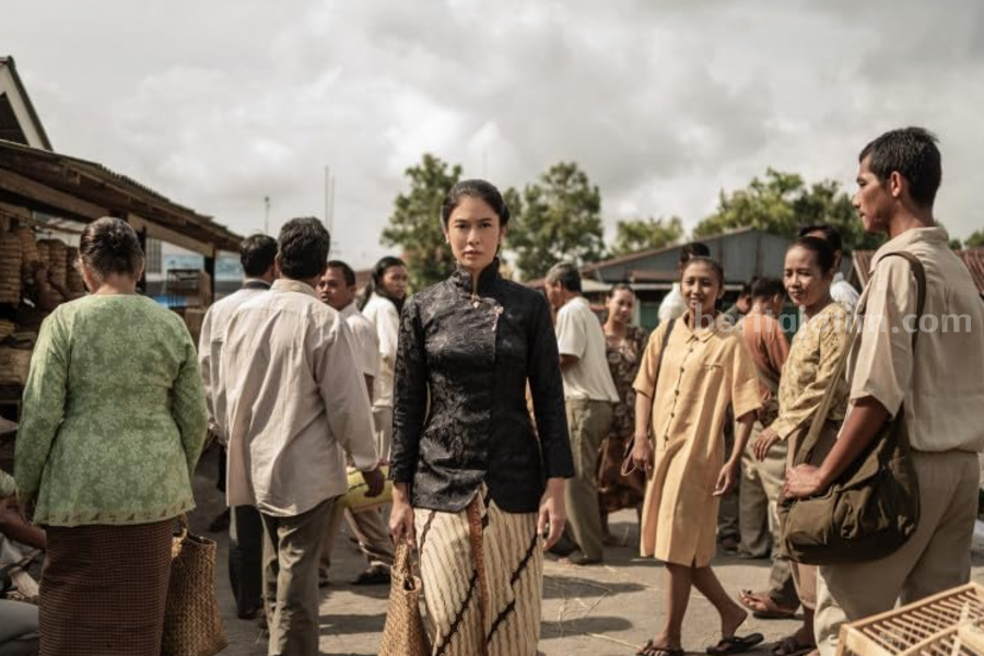 Dian Sastrowardoyo dalam serial Gadis Kretek yang tayang di Netflix (IMDb.com)