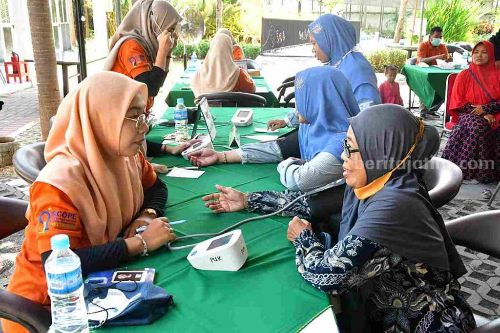 Ratusan Guru Ngaji di Ring Satu Petrokimia Gresik Dapat Pelayanan Kesehatan Gratis Seorang guru mengaji sedang menjalani pelayanan kesehatan gratis
