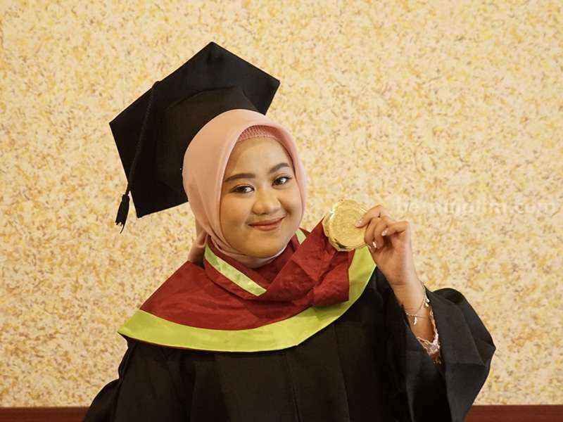 Wisudawan UM Surabaya, Alifia Mazaya Aliya Nugroho.