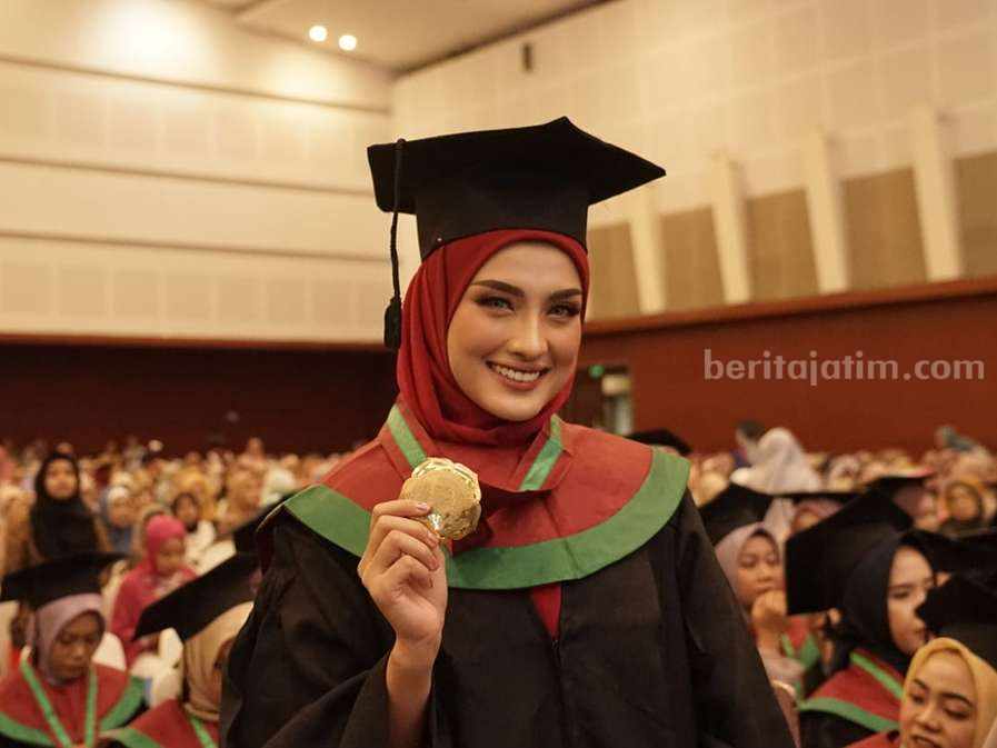 Erra Fazhira, wisudawan UM Surabaya peraih IPK cumlaude.