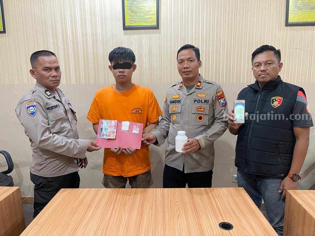 Polsek Cerme Gresik mengamankan tersangka DAF yang terbukti mengedarkan ratusan pil koplo