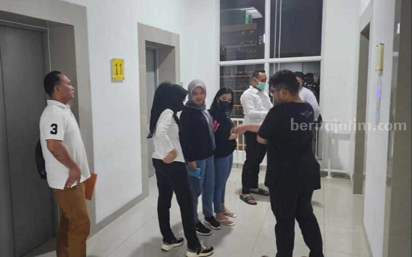Aparat kepolisian dari unit Tipidter Satreskrim Polres Gresik saat melakukan penggerebekan prostitusi online di salah satu aparatemen