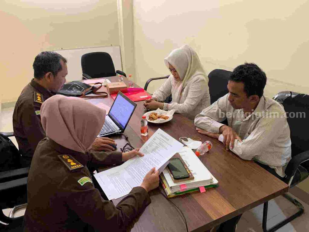 Tersangka Kepala Desa (Kades) Punggur Kecamatan Purwosari, Yudi Purnomo sedang menjalani pemeriksaan jaksa penyidik Kejari Bojonegoro.
